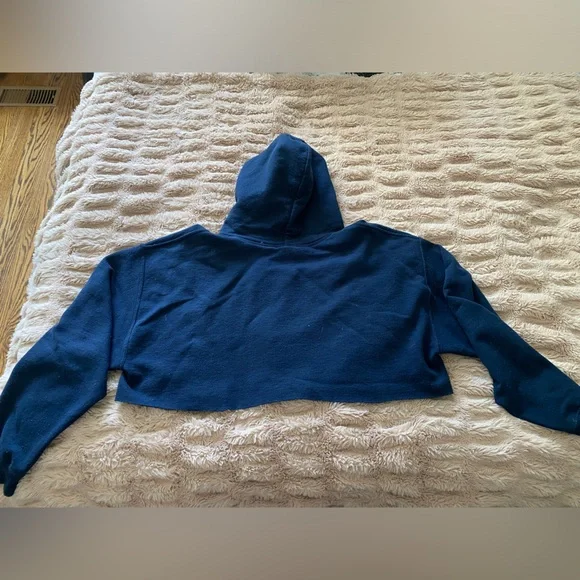 Cropped Queen’s University Hoodie - Picture 3 of 3